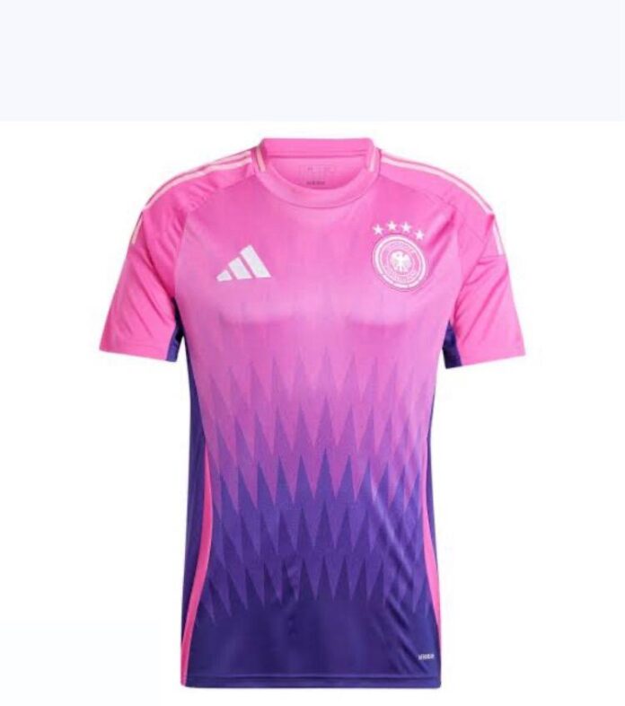 La camiseta rosa y violeta de la selección alemana de fútbol celebró su estreno en la Eurocopa.