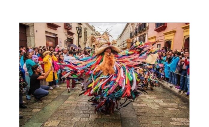 16 culturas, ocho regiones y el pueblo afromexicano y mestizo de Oaxaca presentan la Guelaguetza 2024