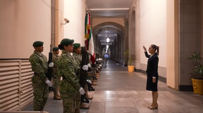 Así es el saludo a las 5:40 de la mañana llegando a Palacio Nacional para la reunión de Gabinete de Seguridad.