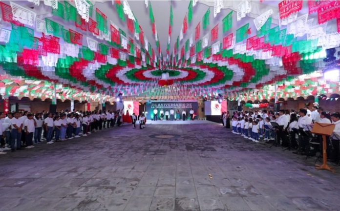Conmemoran en el DIF Oaxaca el 214 aniversario de la Independencia de México