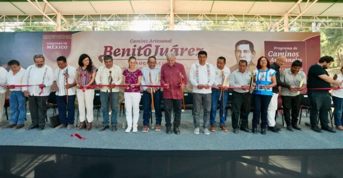 El Presidente López Obrador y el Gobernador Salomón Jara inauguraron el camino artesanal Benito Juárez