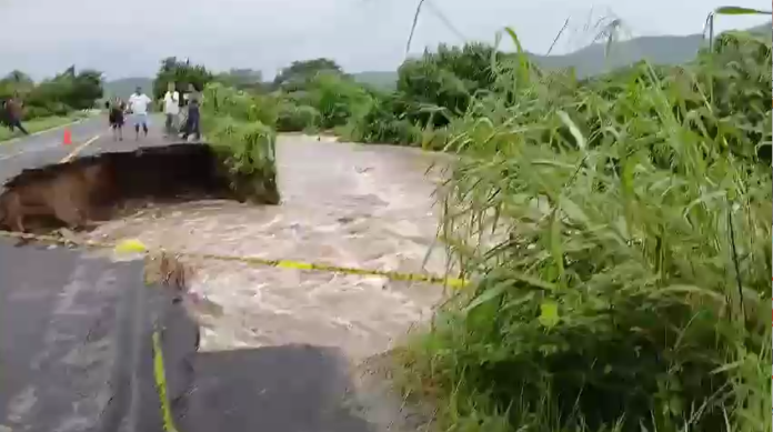 Vialidades afectadas en la costa oaxaqueña por las constantes lluvias