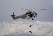 Le rinden homenaje a quienes portan boina negra y alas de oro en el pecho en la Marina Armada de México
