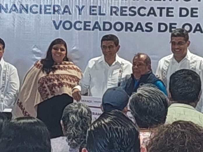 Gobierno del Estado da financiamiento a los Voceadores Oaxaqueños para dignificar su labor.