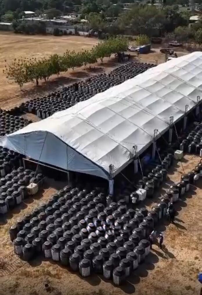 💧 DE FRENTE AL ESTIAJE, EN OAXACA SE ENTREGAN TINACOS DE “AGUA PARA TODAS Y TODOS” EN SALINA CRUZ 🛢️