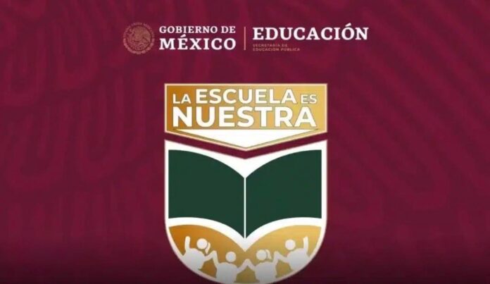 La Escuela Es Nuestra está entregando tarjetas del Banco del Bienestar a los comités escolares de madres y padres de familia.