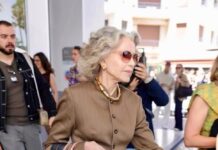 ¡JANE FONDA SORPRENDE AL MUNDO DE LA MODA AL LUCIR UN FASCINANTE BOLSO DE PLÁSTICO HECHA EN OAXACA…!