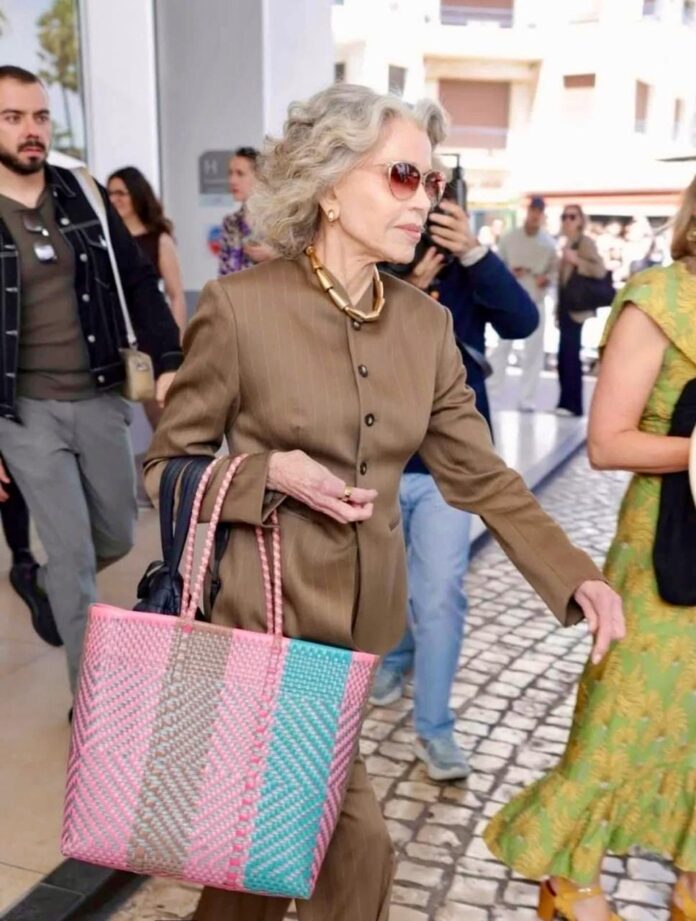 ¡JANE FONDA SORPRENDE AL MUNDO DE LA MODA AL LUCIR UN FASCINANTE BOLSO DE PLÁSTICO HECHA EN OAXACA…!